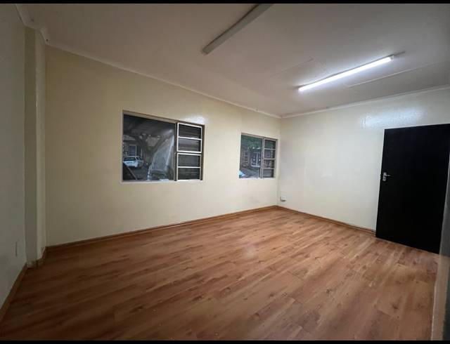 599M² WAREHOUSE TO LET IN LASER PARK